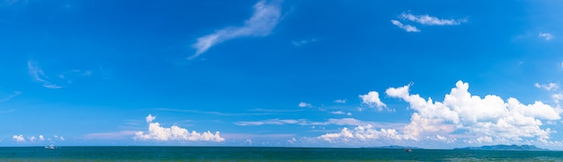 Vista sul mare panoramica con cielo blu e la nuvola