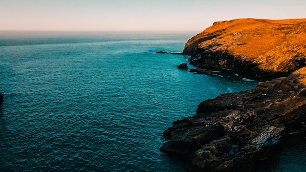 Vista sul mare Sorvolando rocce e baia Veduta aerea del paesaggio d'Inghilterra Coral