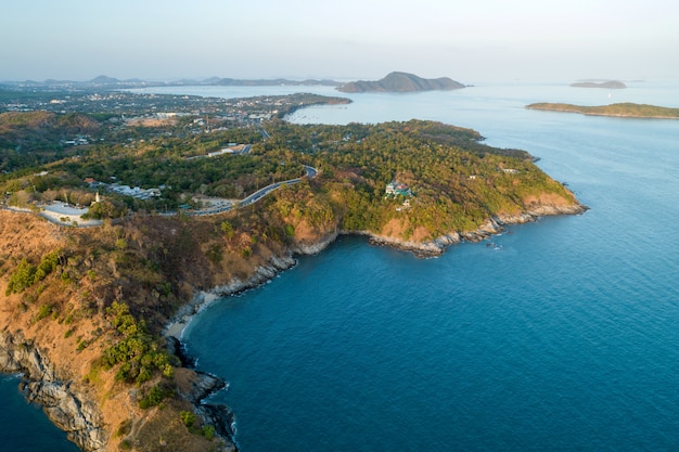 Vista sul mare stupefacente della natura del paesaggio del colpo del fuco di vista aerea con la vista dell'angolo alto del litorale.