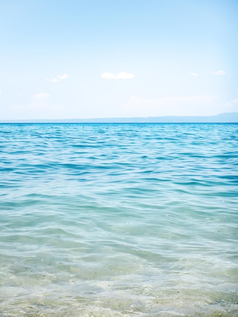 Vista sul mare tropicale. Cielo e mare