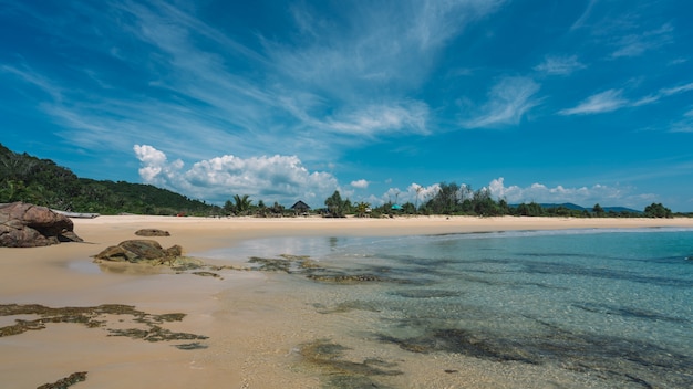 Vista sul mare tropicale