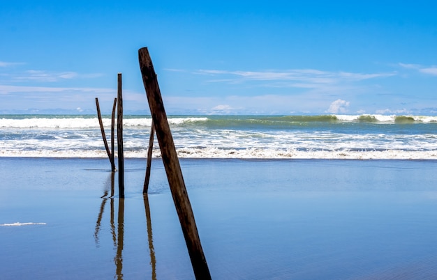 Vista sul mare vuota con onde ruvide sotto il cielo blu pulito