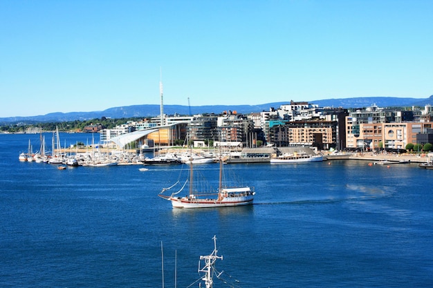 Vista sul moderno quartiere Stranden Aker Brygge, con appartamenti e ristoranti di lusso a Oslo, Norvegia