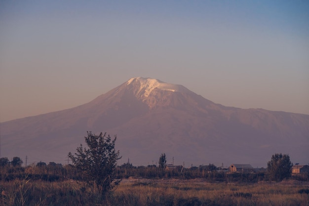 Vista sul monte Aratrat. Campo del villaggio nella valle dell'Ararat. Veduta di Khor Virap e del Monte Ararat. Paesaggio pittoresco della catena montuosa dell'Armenia. Fotografia d'archivio