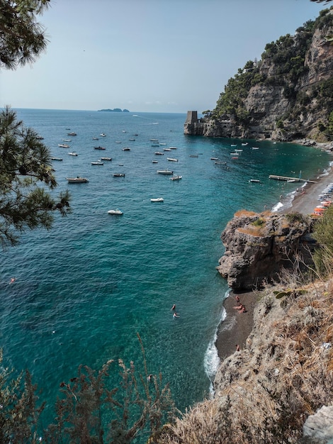 vista sul paesaggio della costa blu del mare