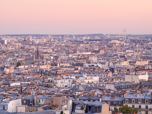 Vista sul paesaggio urbano dalla collina di La butte Montmartre a nord di Parigi Francia