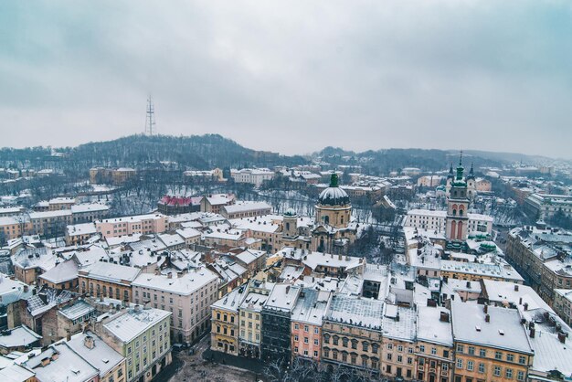 Vista sul paesaggio urbano della vecchia città europea in inverno