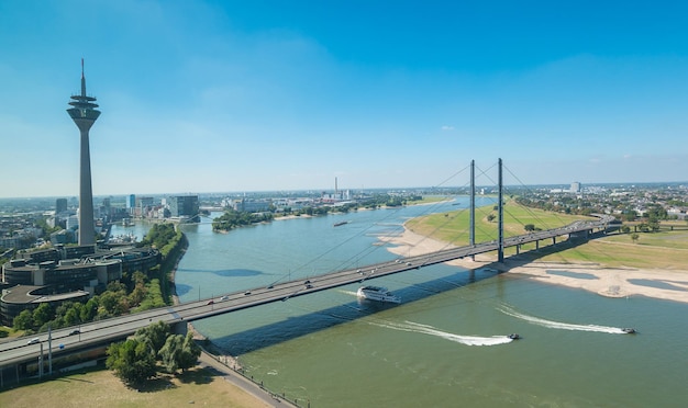 Vista sul paesaggio urbano di Dusseldorf sul fiume Reno