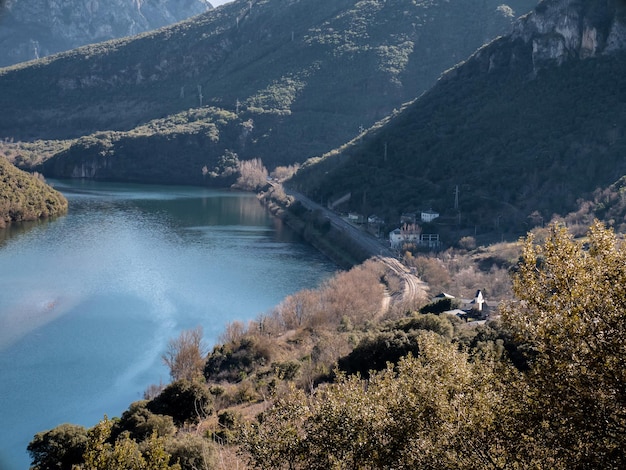 Vista sul parco naturale della Serra da Encina da Lastra, il bacino artificiale di Penarrubia circondato dalle montagne e la stazione ferroviaria di Covas vicino al paese di Cobas de Valdeorras