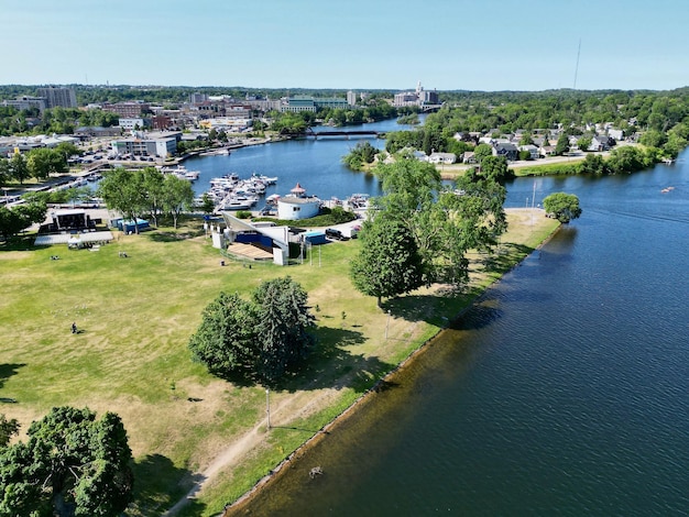 Vista sul pittoresco Peterborough e sul fiume calmo, Ontario, Canada