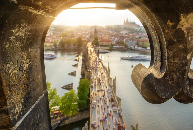 Vista sul Ponte Carlo a Praga al tramonto dall'alto