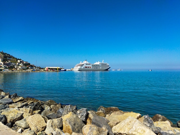 Vista sul porto di Kusadasi in Turchia con una grande nave