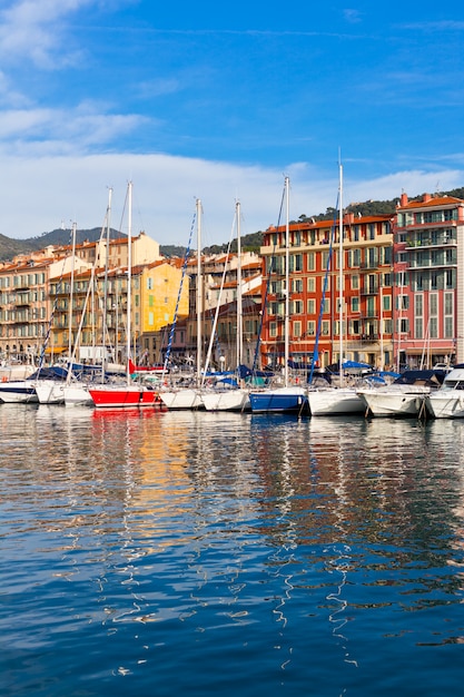 Vista sul porto di Nizza con yacht di lusso