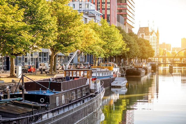 Vista sul rifugio Scheepsmakers durante la mattinata di sole a Rotterdam