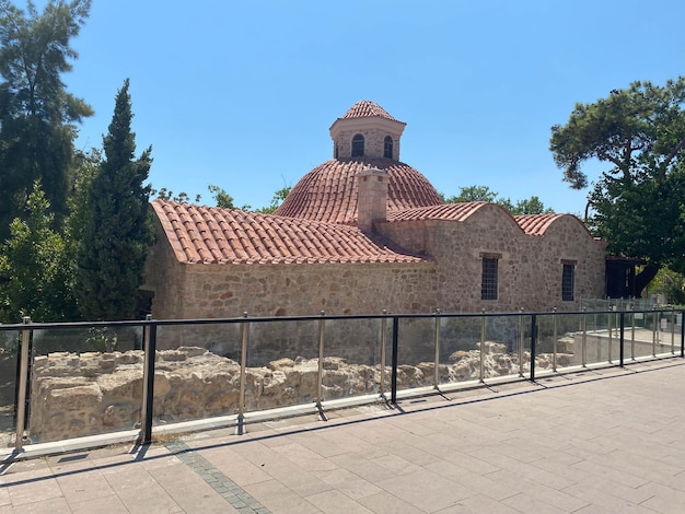 Vista sul tetto della vecchia casa di pietra rivestita di tegole rosse