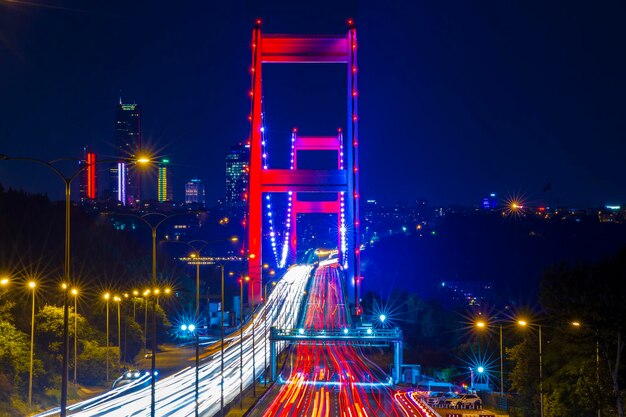 Vista sul traffico fluente a lunga esposizione da Istanbul durante il crepuscolo