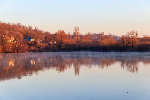 Vista sul tranquillo lago e sul villaggio al mattino