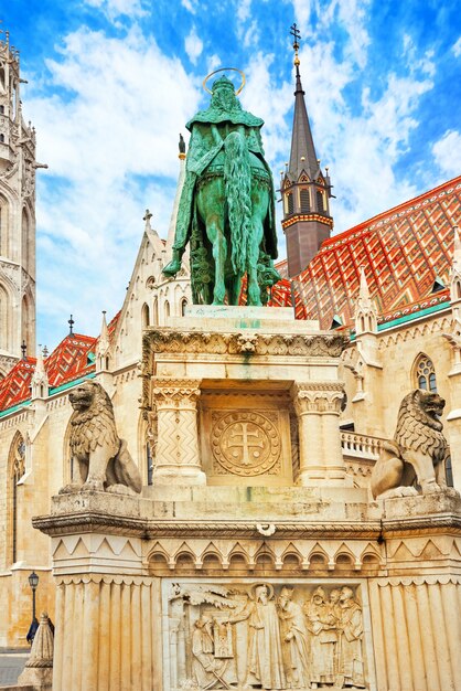 Vista sul vecchio bastione dei pescatori a Budapest. Statua Saint Istvan e persone vicino. Ungheria.