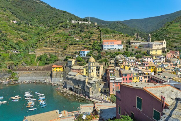 Vista sul villaggio delle Cinque Terre Vernazza con i suoi edifici storici colorati