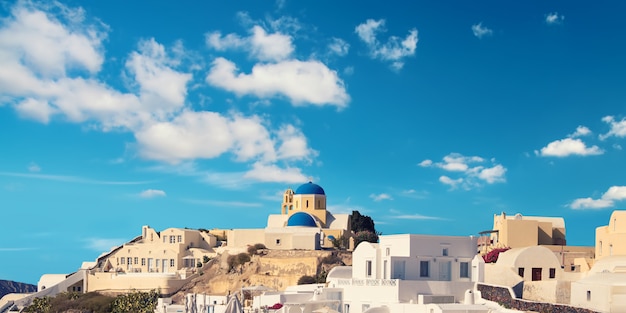 Vista sul villaggio di Oia, isola di Santorini, in Grecia