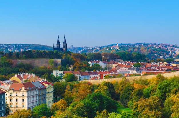 Vista sul Vysegrad a Praga, Repubblica Ceca in autunno con cattedrale e tetti rossi, sfondo stagionale di viaggio