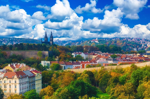 Vista sul Vysegrad a Praga Repubblica Ceca in autunno con il cielo nuvoloso della cattedrale e i tetti rossi viaggiano sullo sfondo stagionale