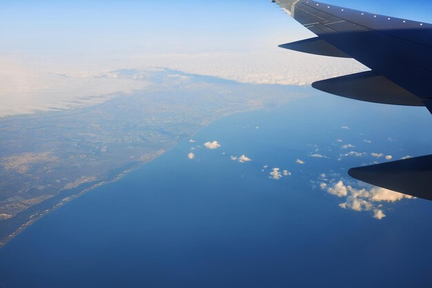 Vista sull'ala dell'aeroplano nel cielo e nel mare