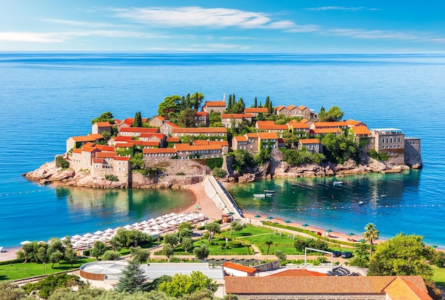 Vista sull'isola di Sveti Stefan Budva riviera Montenegro