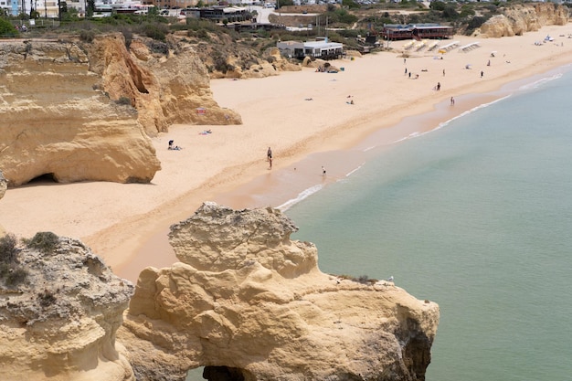 Vista sull'Oceano Atlantico con scogliera Vista della costa atlantica in Portogallo Cabo da Roca Giornata estiva