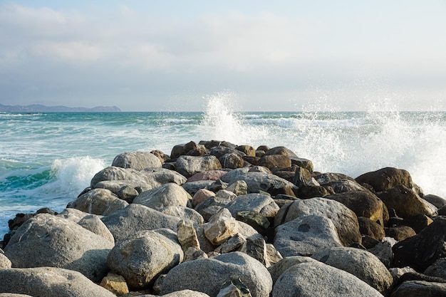 Vista sull'oceano da una diga foranea in pietra bellissima spiaggia di San Bartolo