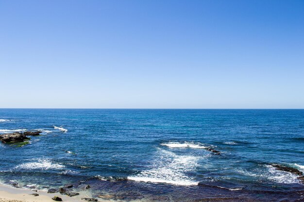 Vista sull'oceano delle onde che si infrangono nella costa occidentale della California meridionale