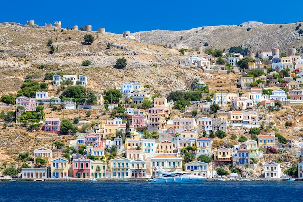 Vista sulla baia dell&#39;isola di Symi