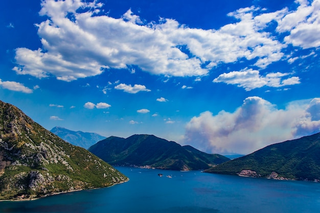 Vista sulla baia di Boka Kotorska in Montenegro