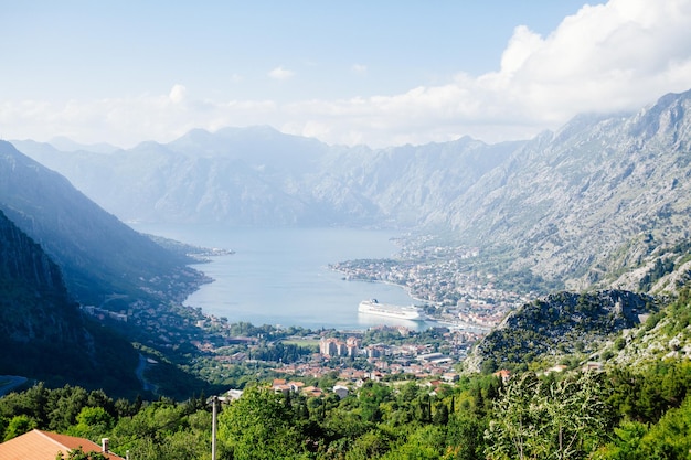 Vista sulla baia di Kotor in Montenegro con sfondo grande nave da crociera