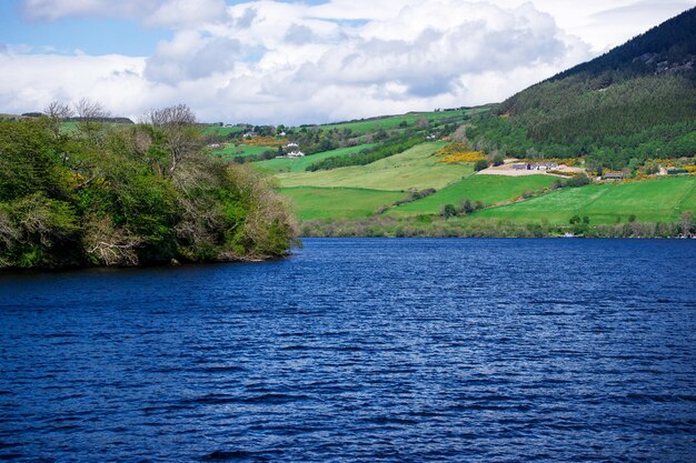 Vista sulla campagna nel lago di Loch Ness in Scozia. Loch Ness è una città delle Highlands scozzesi nel Regno Unito.