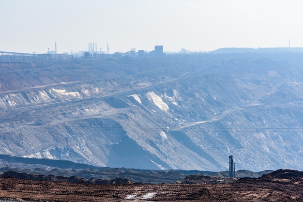 Vista sulla cava di minerale di ferro in una foschia di polvere