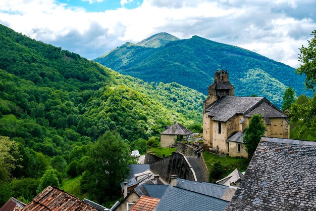 Vista sulla chiesa del piccolo villaggio di Antras e sulle montagne dei Pirenei francesi