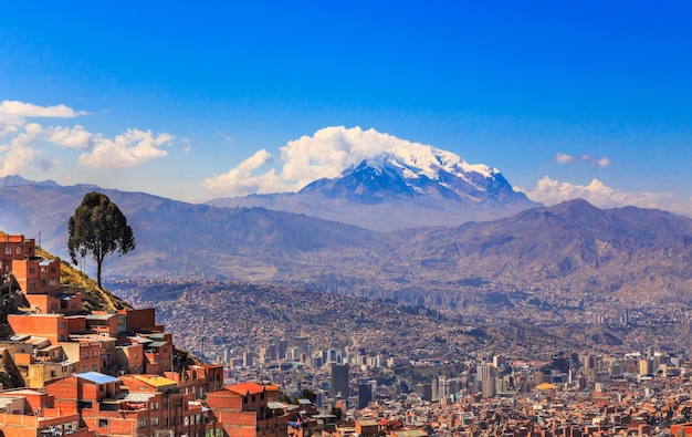 Vista sulla cima innevata del picco Illimani e sulla valle piena di vita