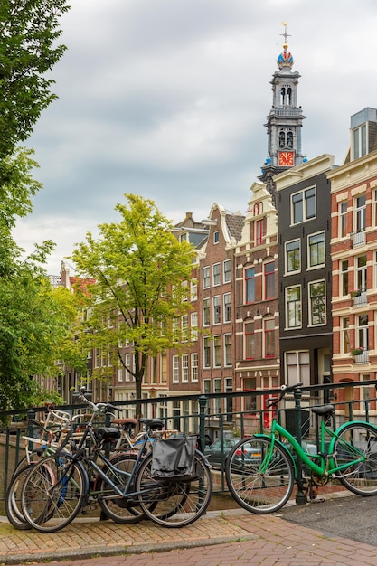 Vista sulla città del canale di Amsterdam, della chiesa Westerkerk e delle tipiche case, barche e biciclette, Olanda, Paesi Bassi.