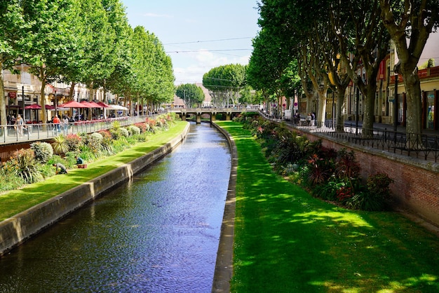 Vista sulla città del canale vicino al castello di Perpignan in Francia