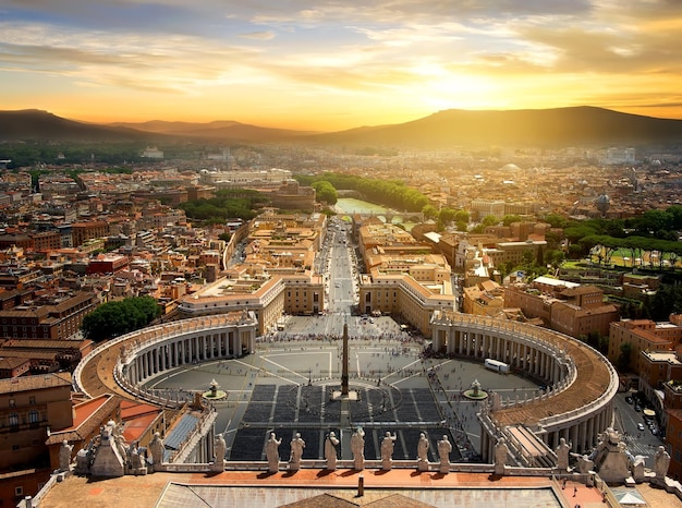 Vista sulla città del Vaticano dall'alto al tramonto, Italia