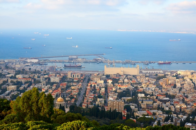 Vista sulla città di Hifa e sul Mar Mediterraneo dall'alto