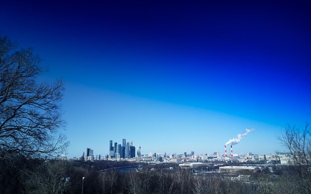 Vista sulla città di Mosca con lo sfondo del fumo della centrale elettrica hd