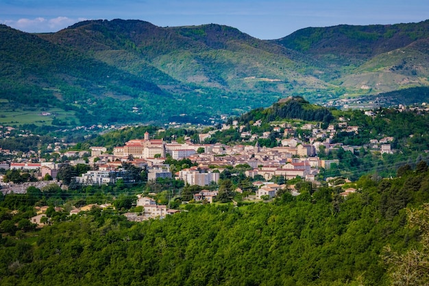 Vista sulla città di Privas da un sentiero escursionistico vicino a Coux e le grotte di La Jaubernie nell'Ardèche