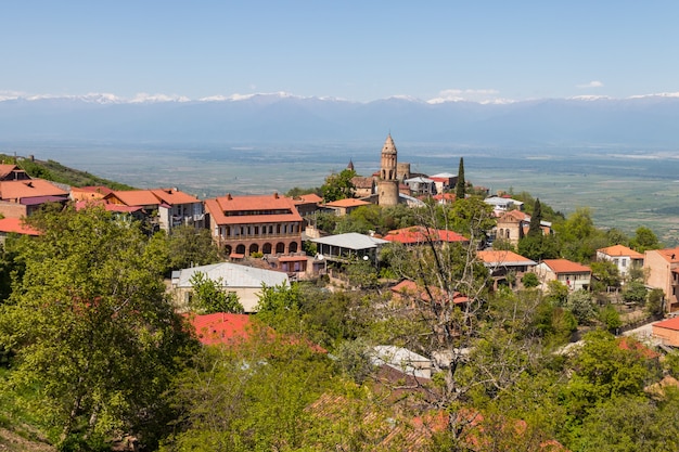 Vista sulla città di Sighnaghi e sulle montagne caucasiche nella regione di Kakheti, Georgia