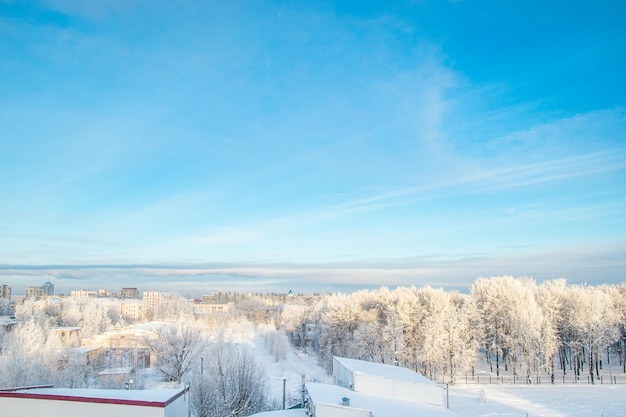 Vista sulla città in inverno Case e alberi nella neve Inizio della stagione invernale
