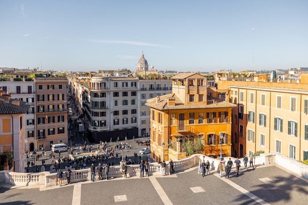 Vista sulla città vecchia dalla cima delle famose scale spagnole a Roma