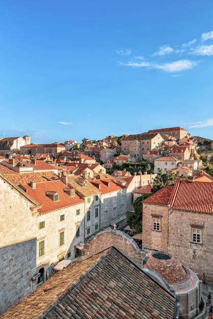 Vista sulla città vecchia di Dubrovnik e tegole rosse, in Croazia