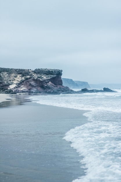 Vista sulla costa dell'oceano, meta perfetta per viaggi e vacanze