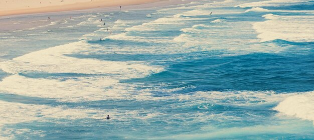 Vista sulla costa dell'oceano, meta perfetta per viaggi e vacanze